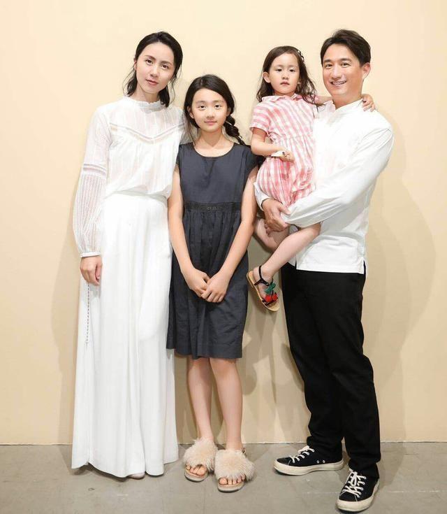 黄磊妻子晒多多拼乐高,动手能力太强!价格却引热议:一