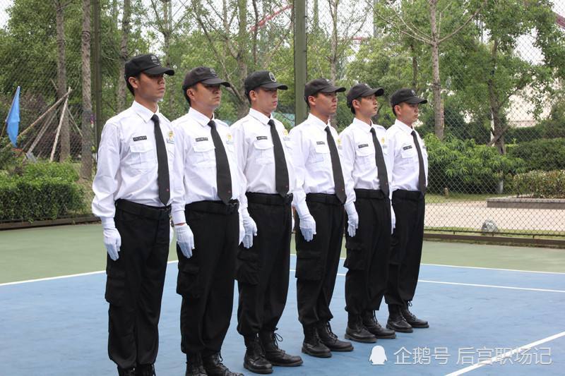 小区保安月薪不足2000,年轻人却不愿辞职,物业:谁也不