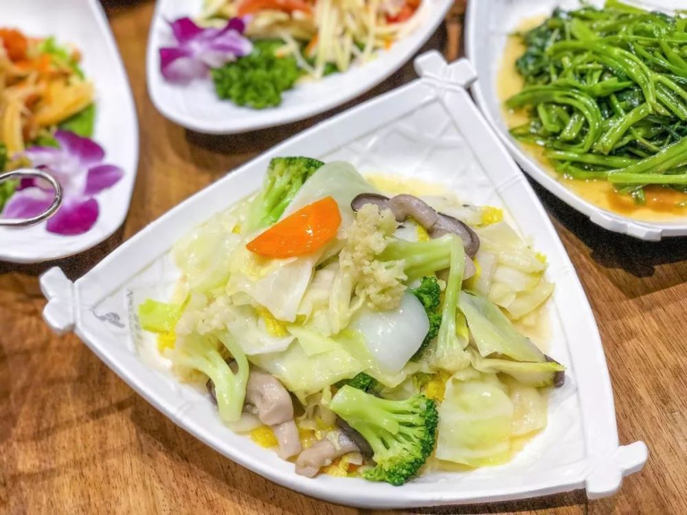 四季豆,包菜,西兰花,香菇等,营养丰富,是家常菜的味道