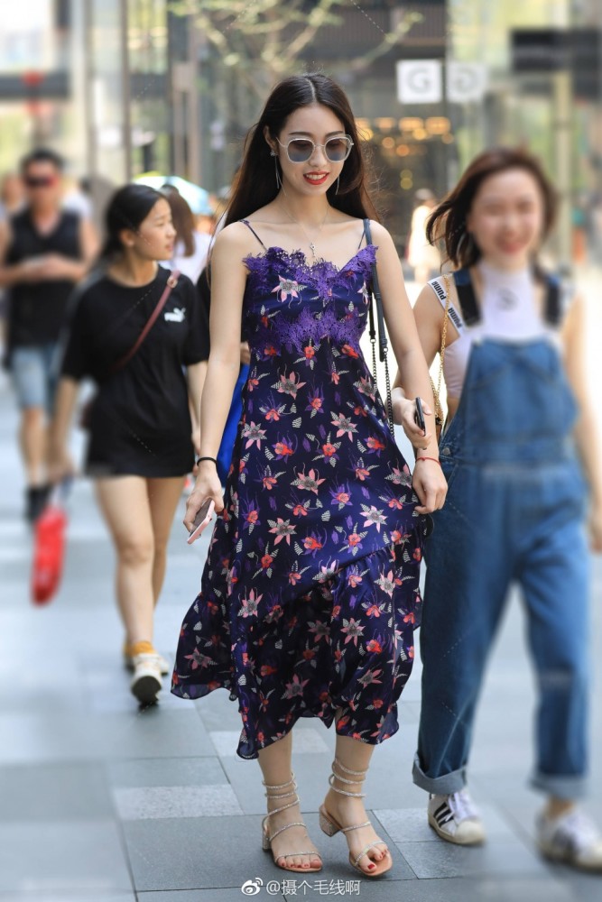 街拍:你不知道夏季穿碎花连衣裙有多清爽?小姐姐来示范!
