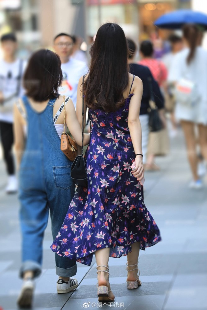 街拍:你不知道夏季穿碎花连衣裙有多清爽?小姐姐来示范!