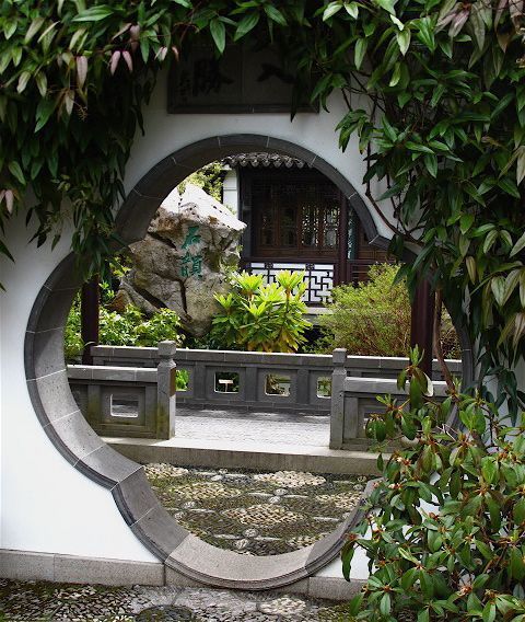 中国园林的门洞是一道独特的风景,起到将两个分隔的园景联系起来的