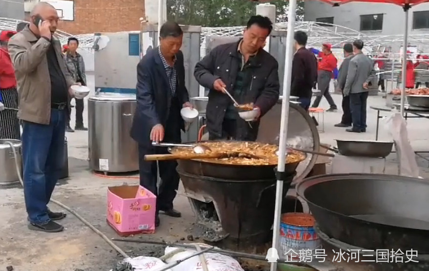 这就是河南农村的大锅饭,大锅炒菜大碗装饭,网友:就是