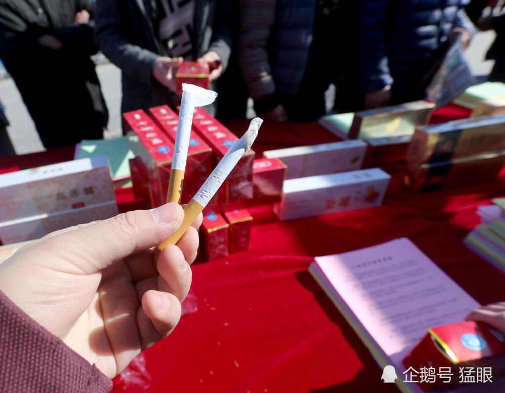 假香烟摆了一桌子,小伙子抽最贵的中华,直说口味不对
