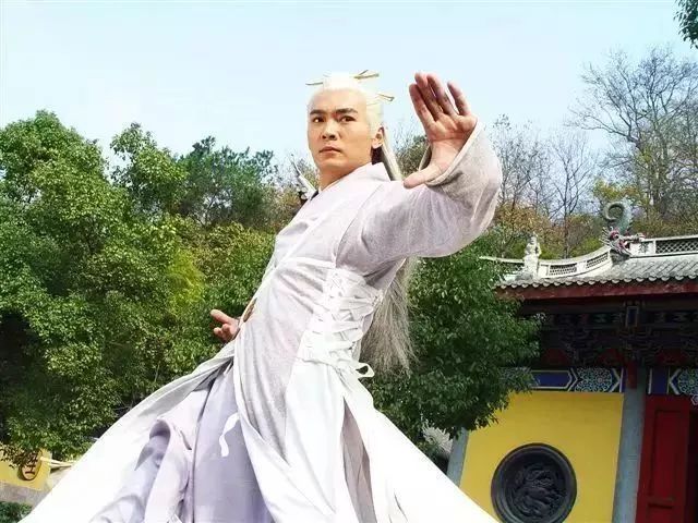 《倚天屠龙记》中的高手排名,三神僧第二,她最弱