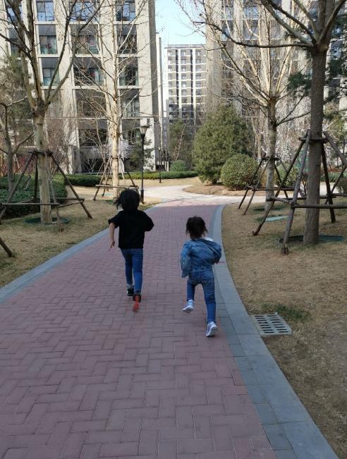 面对姐妹俩的可爱背影照,网友也纷纷留言夸赞:"风一样的女子","两个