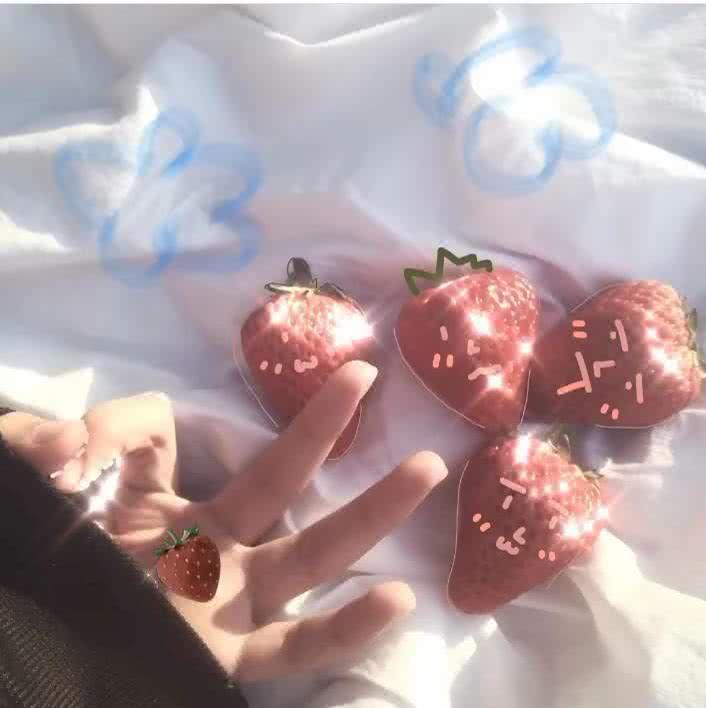 ins·超火·背景图:"我喜欢你,来自左肩,靠近心脏"