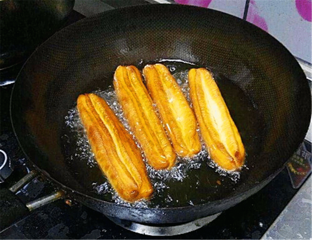 炸油条时,直接下油锅大错特错!少了这一步,难怪油条不