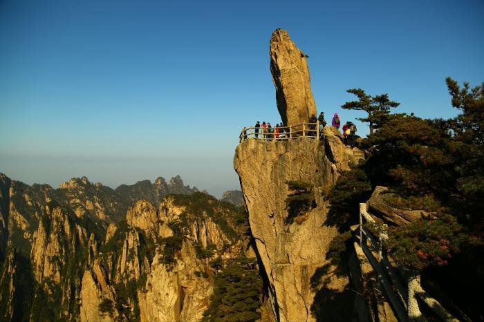 黄山上最惊奇的石头,高12米,重约360吨,似乎从天外飞来的