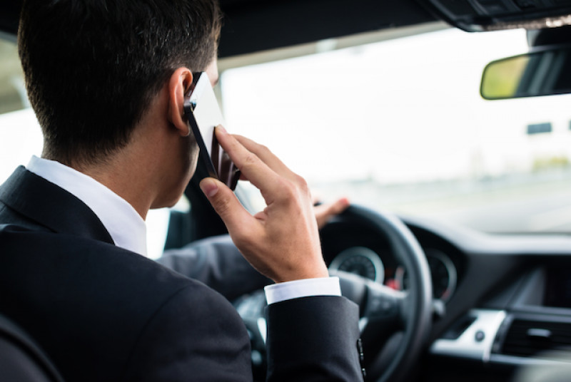 开车打电话是许多驾驶普遍的坏习惯.