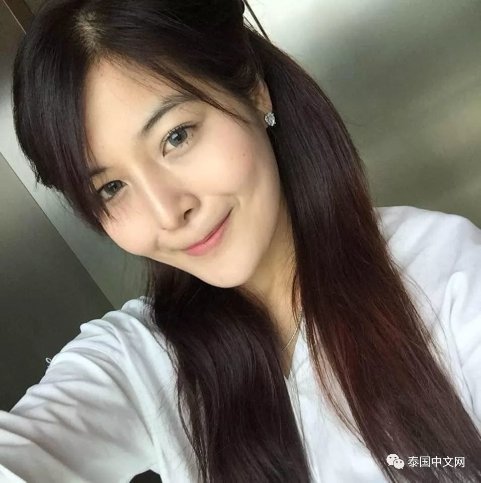 本文的主人公是图中的这名泰国美女,长相漂亮的她曾深受男生们的欢迎.