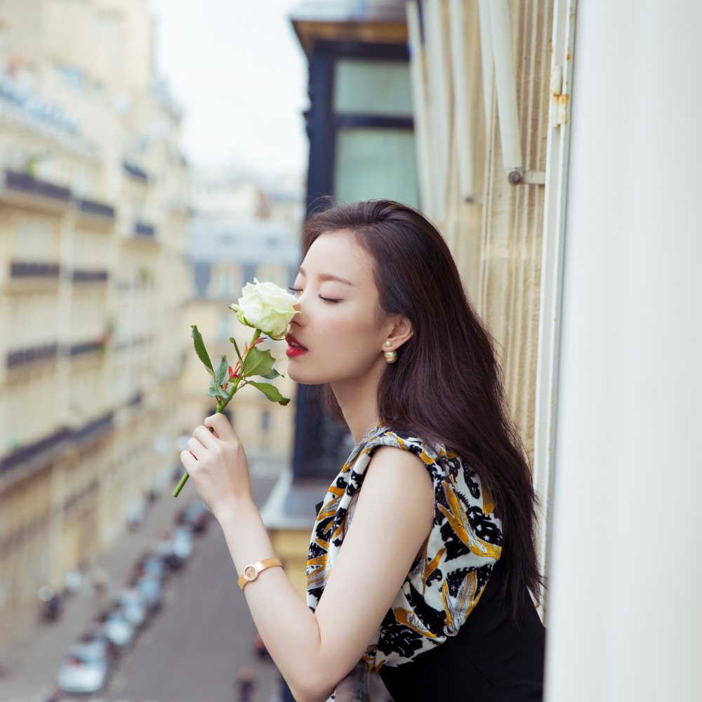 倪妮身穿手绘印花丝绒长裙,气质优雅,展露自信笑容