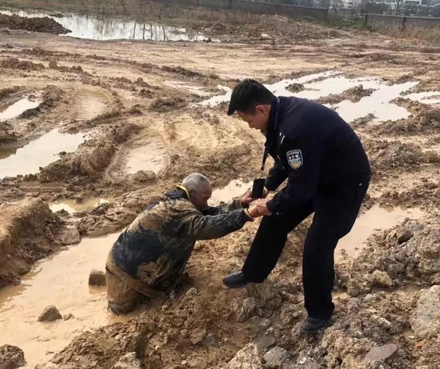 虚弱,无助,义乌一87岁老人深陷泥潭四个多小时