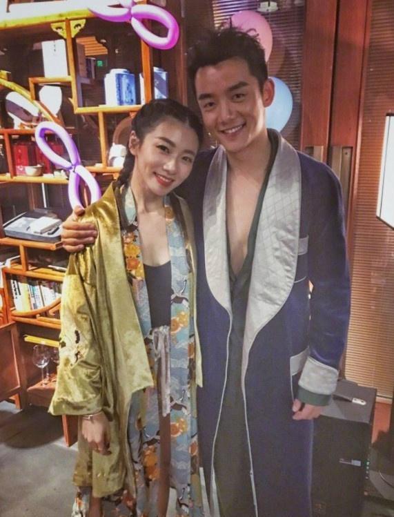 她是郑恺前女友,穿衬衫百褶裙亮相巴黎,搭4w2的螃蟹包
