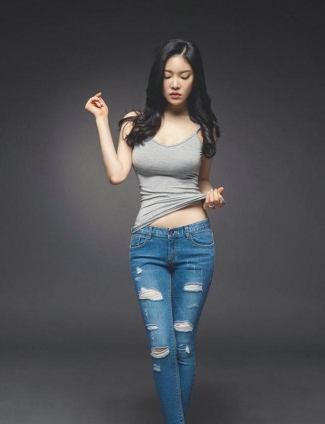 小姐姐火了,她身穿一件灰色的吊带紧身上衣,搭配一条蓝色的破洞牛仔裤