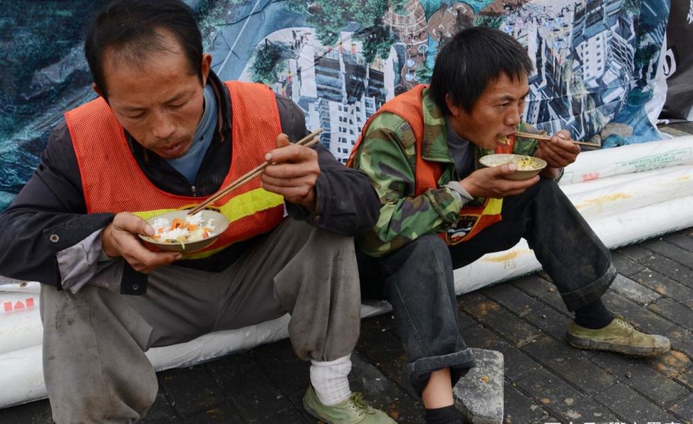 这些农民工吃住都在工地上,只喝自来水,生活过得让人心疼