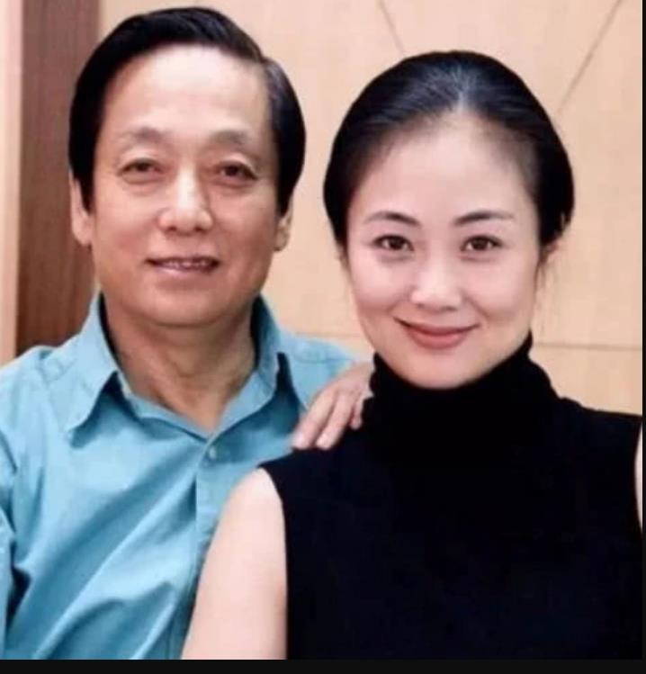 杨振宁,翁帆出席晚宴,看到场夫妻组合,全都是"老夫少妻"!