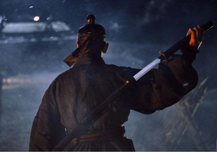 最新的第二张剧照出现了朱智勋拔剑准备迎战活尸的帅气背影.
