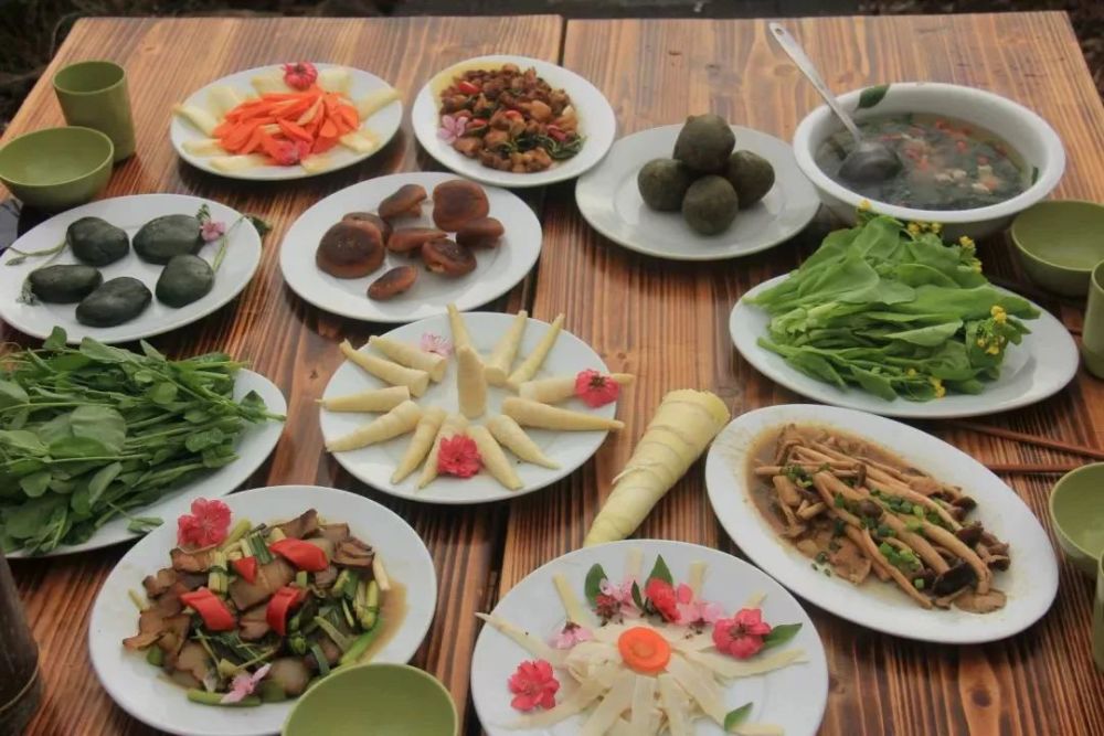 据说壮族,瑶族少数民族的春天,要吃适宜养生的食物才能算得上完整.