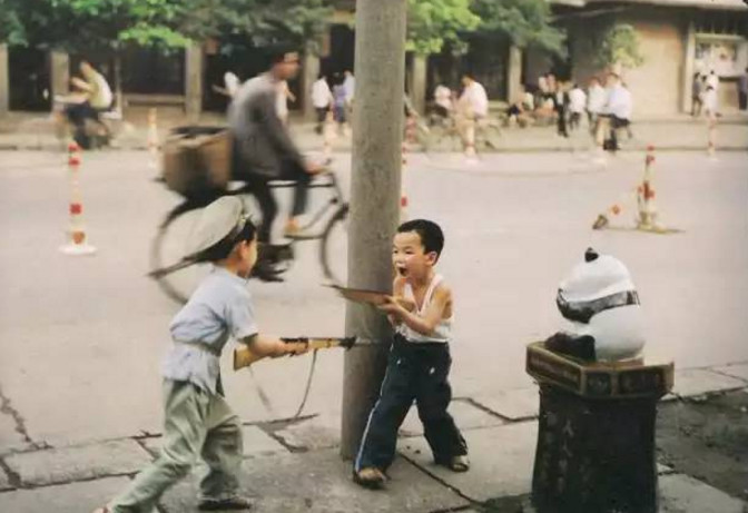 80年代的中国,每张老照片都是80后的童年回忆,冰棍是奢侈品