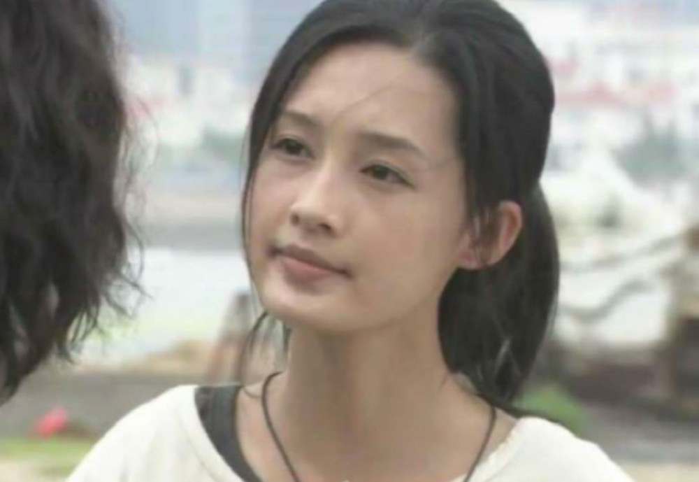别再说孙怡和李沁长得像,看见她们素颜照,再也不怕有人分不清了