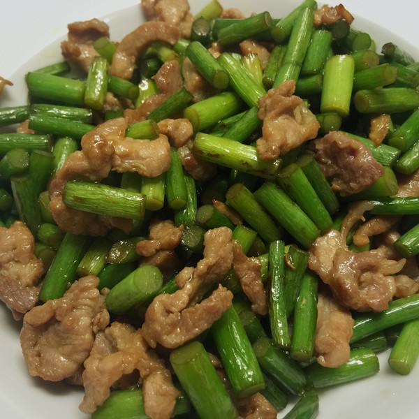 米饭,蒜薹炒肉,酸菜粉,炖豆角,下饭菜