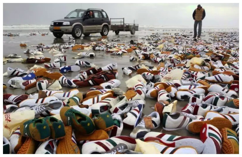 墨西哥海边飘来一堆鞋子,居民一看还是名牌,开心捡回家