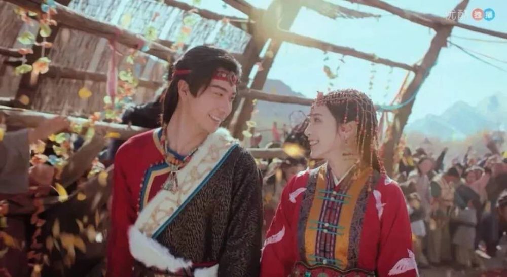 这幕在真实荒原取景的丹蚩大婚场面里,一对璧人笑颜如花,可把东宫女孩