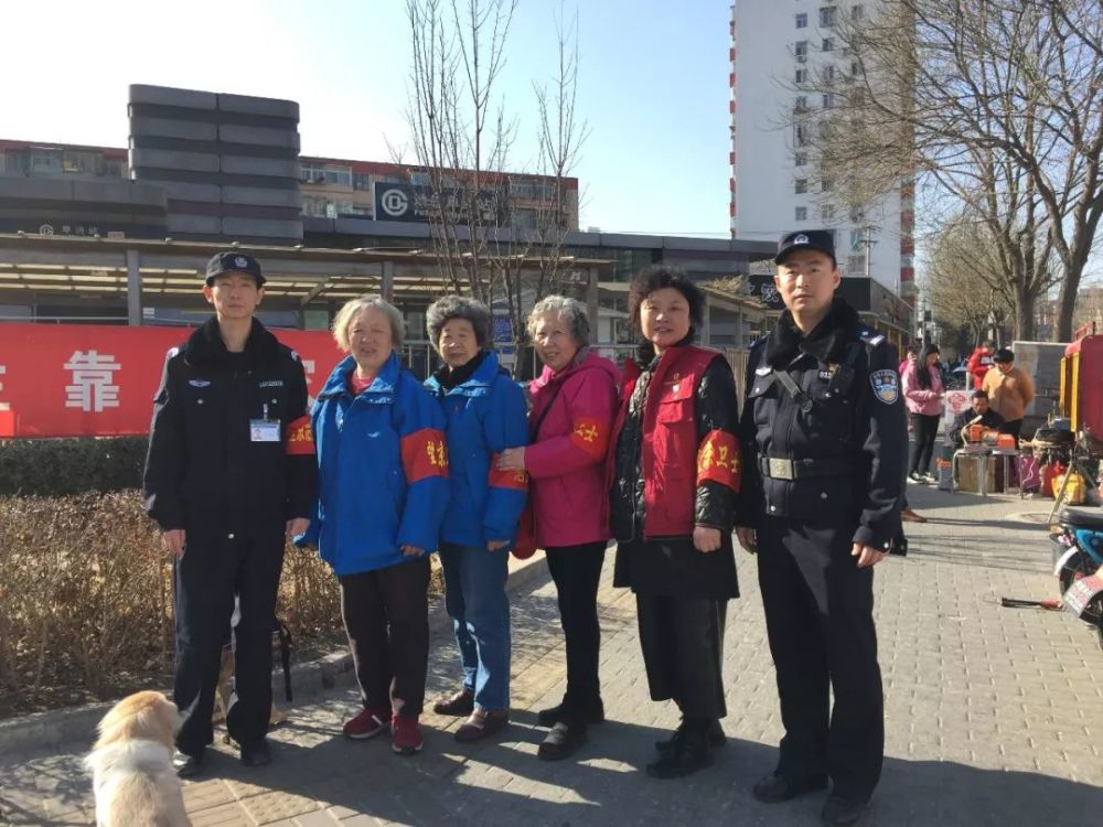 朝阳群众走上街头 一抹红色为两会"保驾护航"