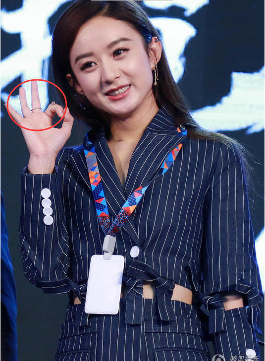 赵丽颖成最萌美女总裁,手上的三个戒指抢镜!