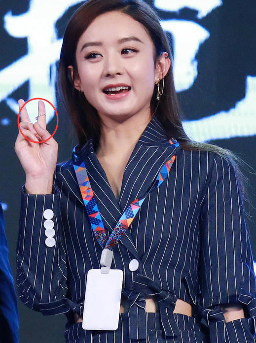 赵丽颖成最萌美女总裁手上的三个戒指抢镜