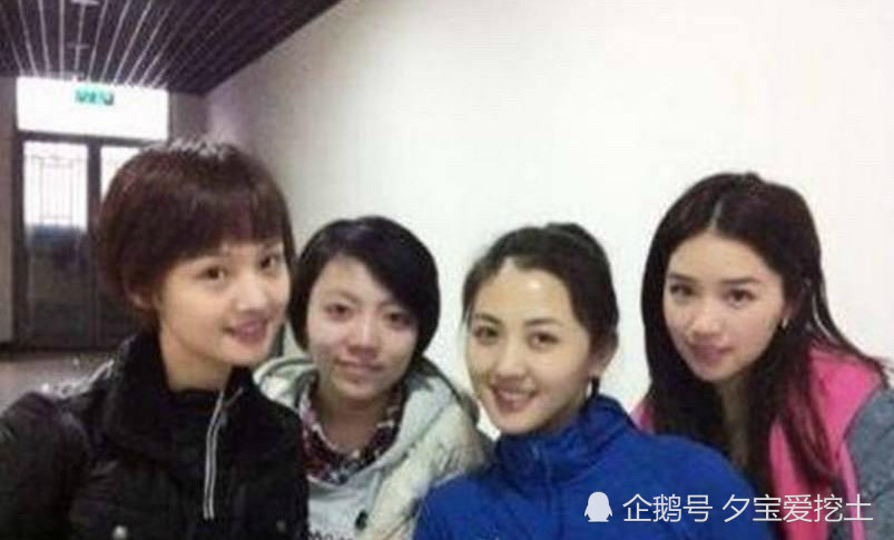 有网友发现,阚清子也是景甜和郑爽的同学,留着披肩长发的阚清子年纪