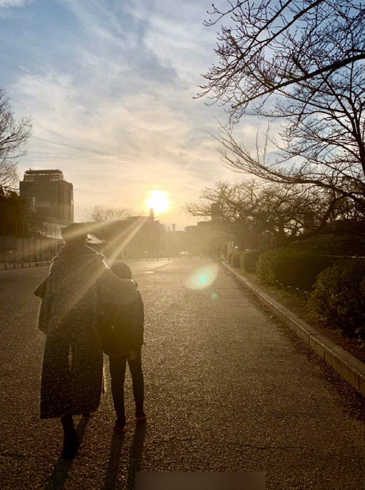 林志颖晒妻子和大儿的温馨背影照 kimi长高不少长腿抢镜