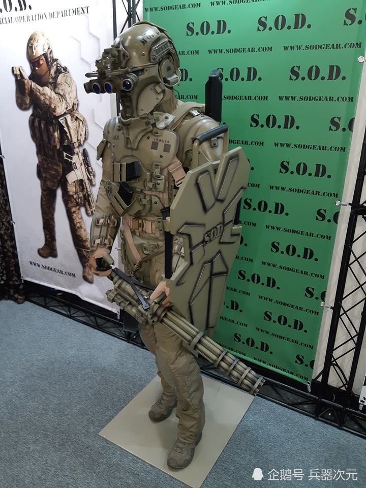 北约展示未来单兵机甲:配备加特林防弹盾牌,神似星球大战风暴兵
