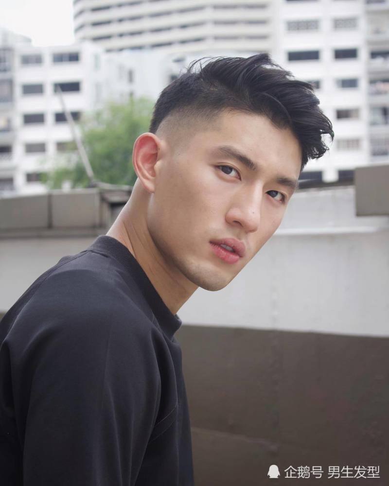 不一定要选"锅盖头",剪一款短发会更加好看,特别是两边剃短的发型,会