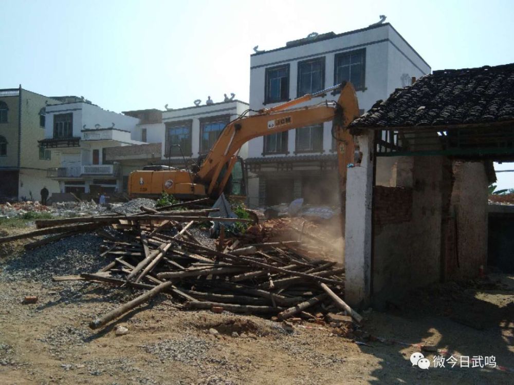 双桥镇那宫屯已开展了"三清三拆"工作,其中两江镇岜旺屯拆除废弃猪