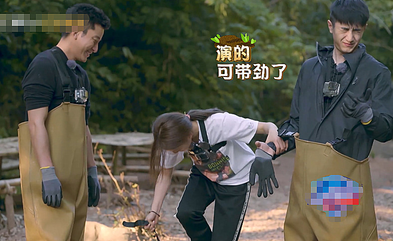 杨超越脱鞋遭金瀚嫌弃,贾乃亮一句话缓解尬局面,网友