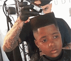 理发师这剃的发型发型和独特啊,看着挺齐整的,希望这个人也像这个发型