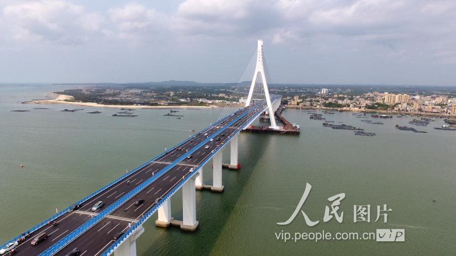 中国首座跨越地震活动断层的跨海大桥—海南海文大桥建成通车