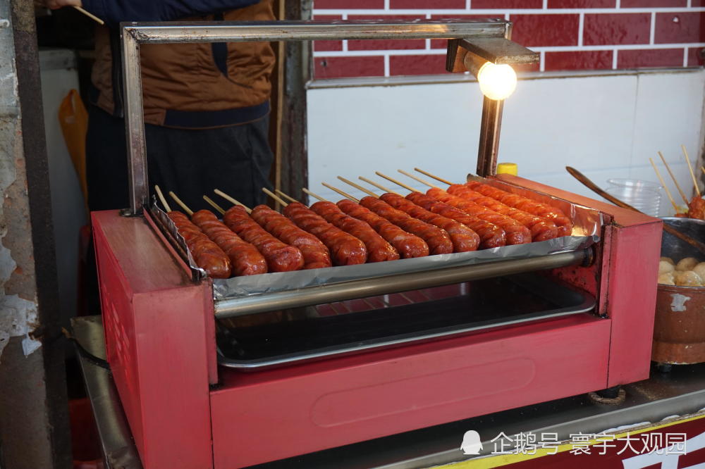 男子将烤肠切成"麻花"形状,标价10块钱一根,上门生意却很多