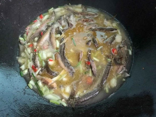 家有老人和孩子,常用此菜炖泥鳅,提味增鲜有营养,益智