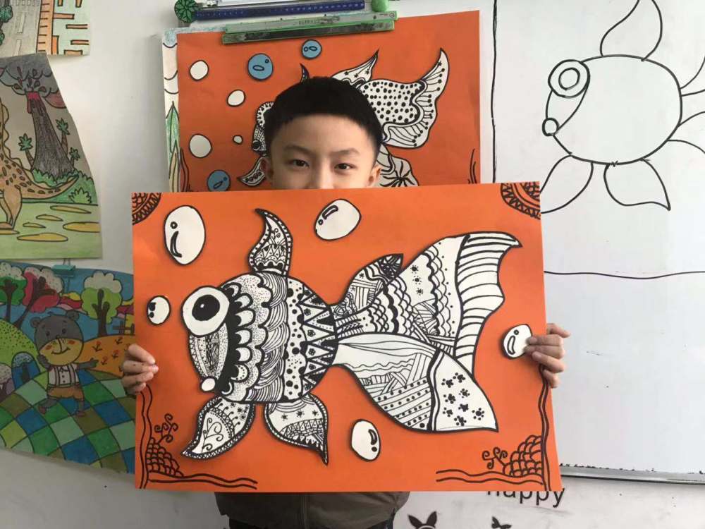 少儿美术作品:金鱼主题创意线描作品