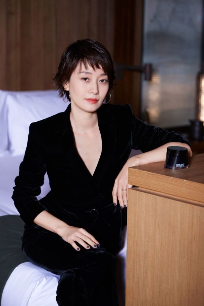 马伊琍换了一款短碎发,搭配职业装帅气干练,短发女星只服她!