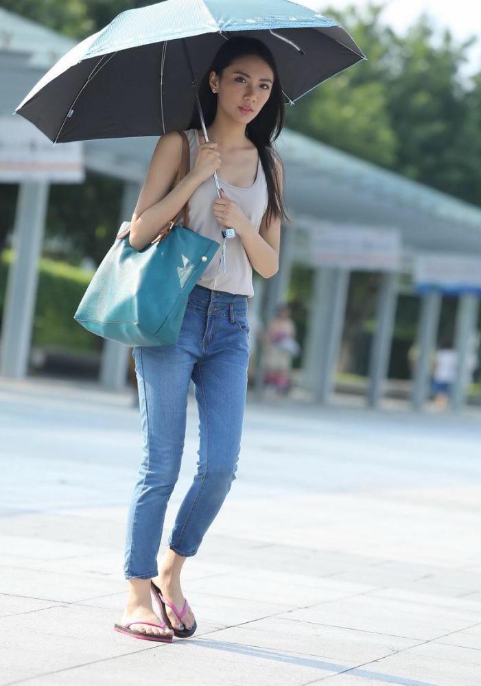 美女街拍:素颜小姐姐夏日出门,遮阳措施做得很好!