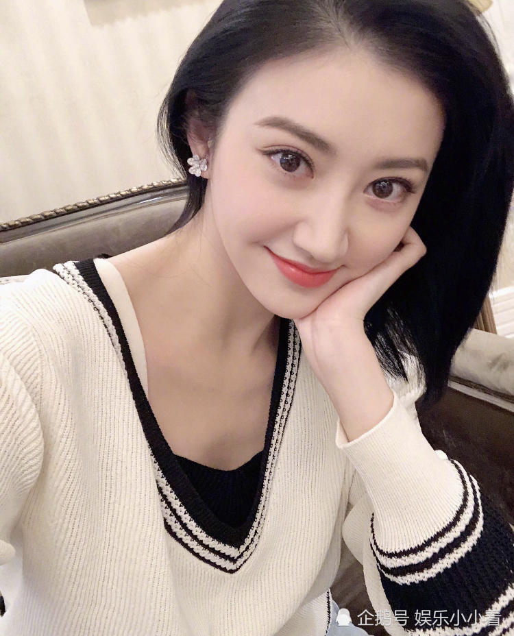 景甜摆剪刀手卖萌晒自拍,近照无瑕疵依旧甜美十足!
