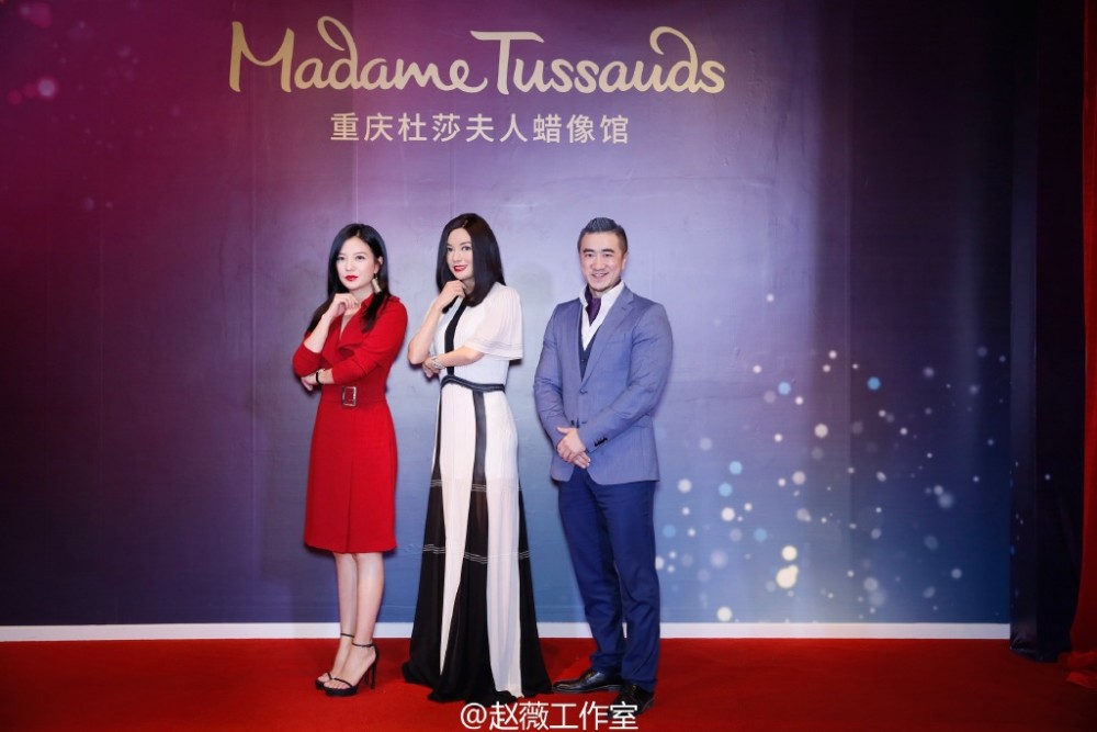 赵薇为新蜡像揭幕 这对姐妹花像么?