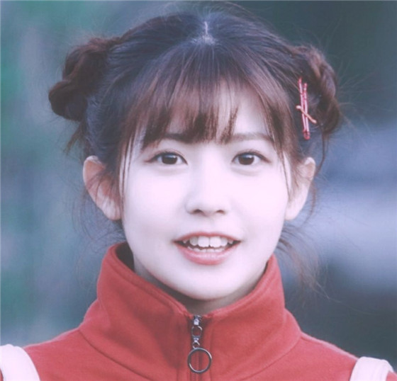 赖美云踩两块"砖头"热舞,看到她脚上的鞋后:练了挺久的吧!