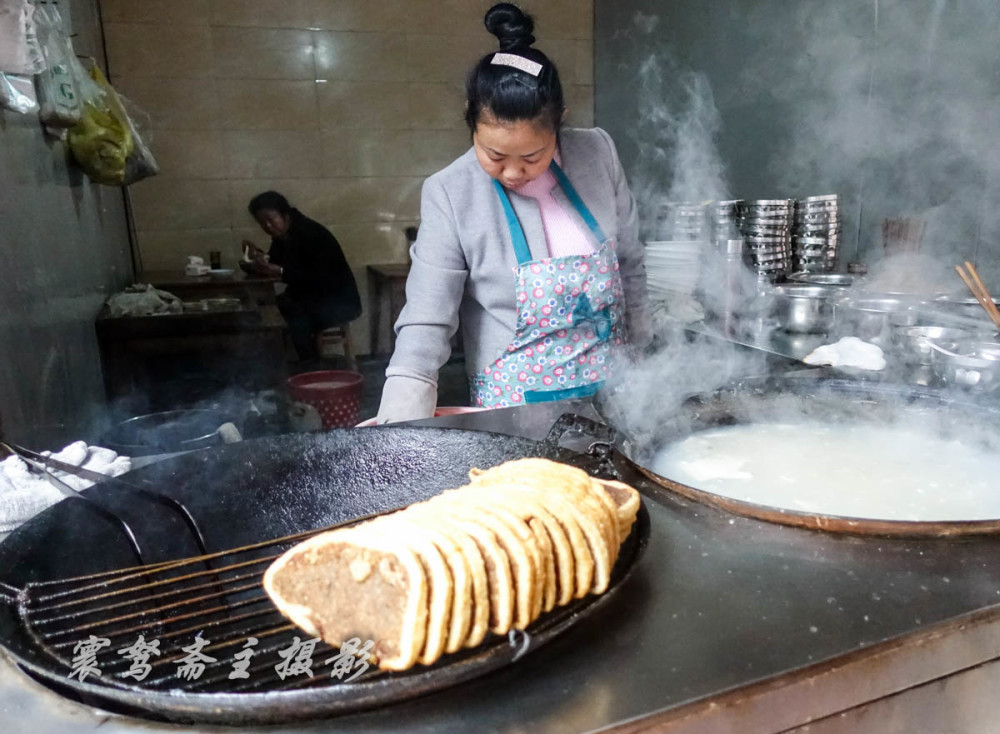 在罗城古镇的船形街上,尝一碗上过央视"地理中国"的小吃豆腐脑