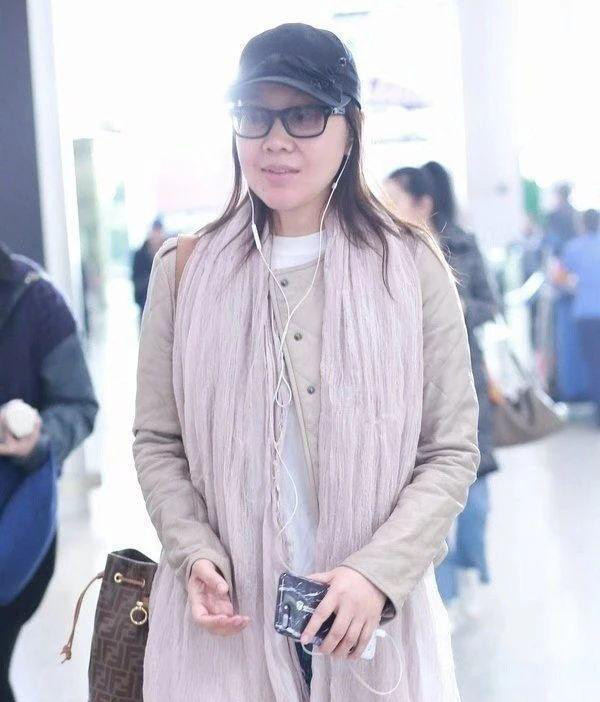 48岁闫妮素颜近照曝光,脸部浮肿似大妈,样貌与以往相差大