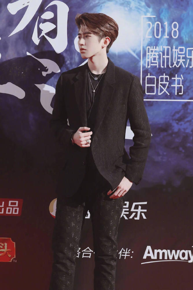 蔡徐坤穿黑西装,时尚又帅气,彰显男生的成熟魅力!